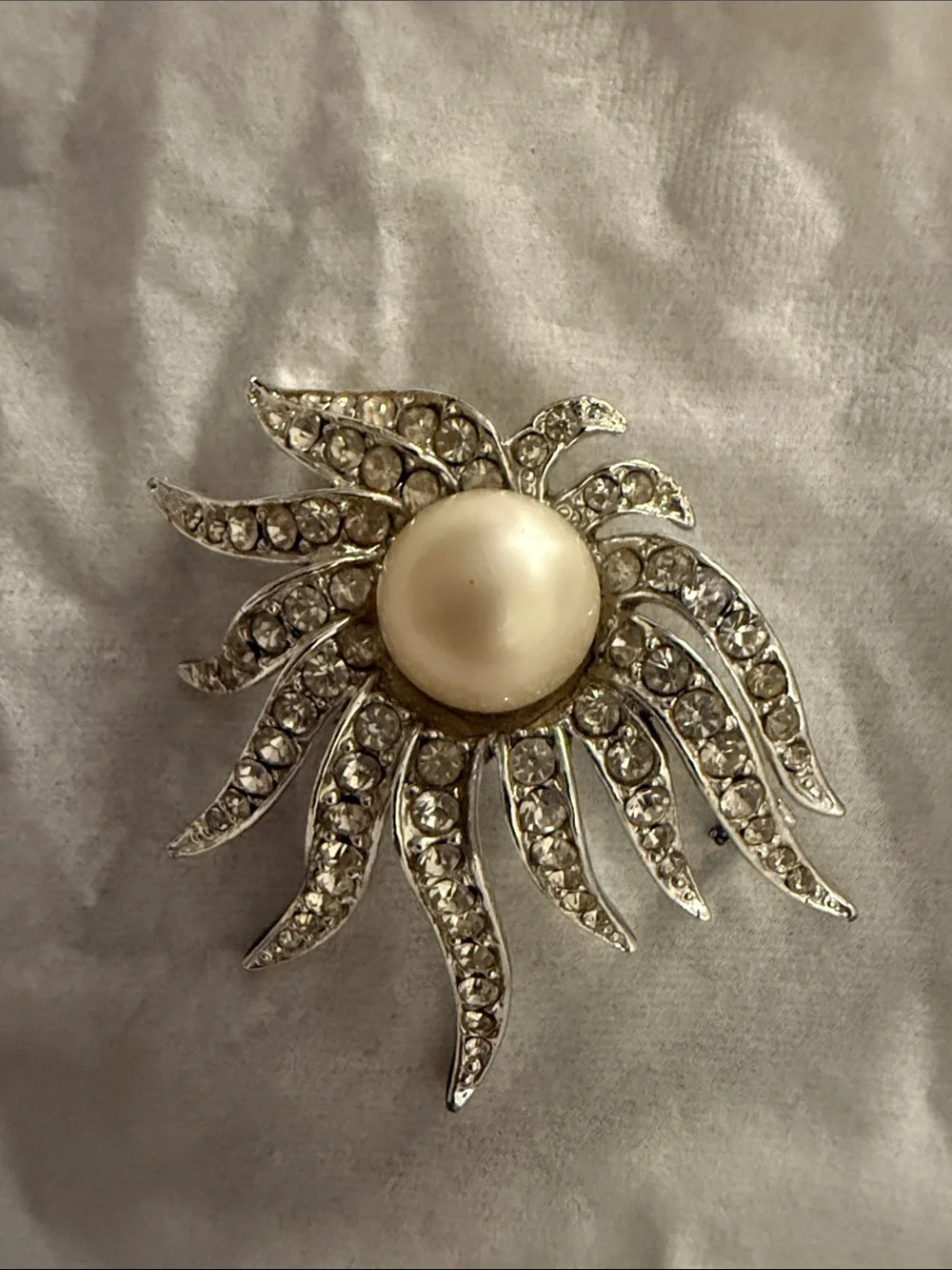 Pearl-Center Crystal Sunburst Brooch - Ice Cream & Silver new